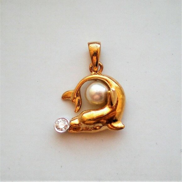 Vintage 18K Yellow White Gold 0.10CT Diamond White Pearl Dolphin Pendant Charm P